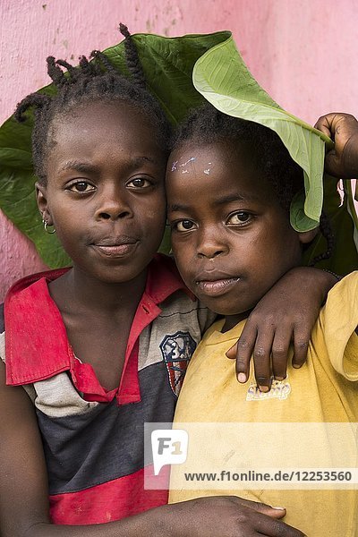 Mädchen und Junge ca. 6-7 Jahre mit Bananenblatt auf dem Kopf  Porträt  Stamm der Ari  Region der südlichen Nationen und Völker  Äthiopien  Afrika