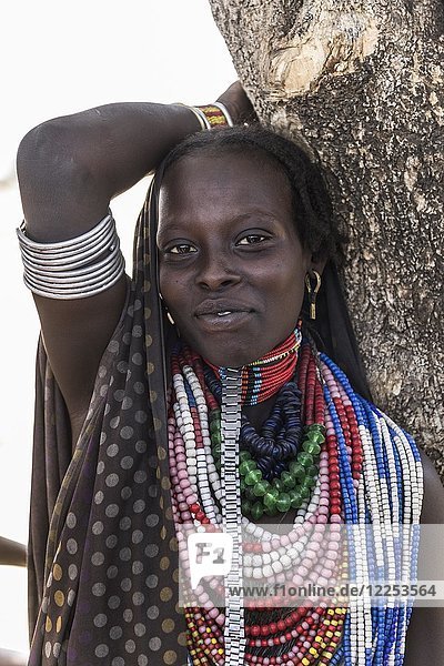 Verheiratete junge Frau mit Halskette vom Stamm der Arbore  Porträt  Turmi  Region der Nationalitäten und Völker des Südens  Äthiopien  Afrika
