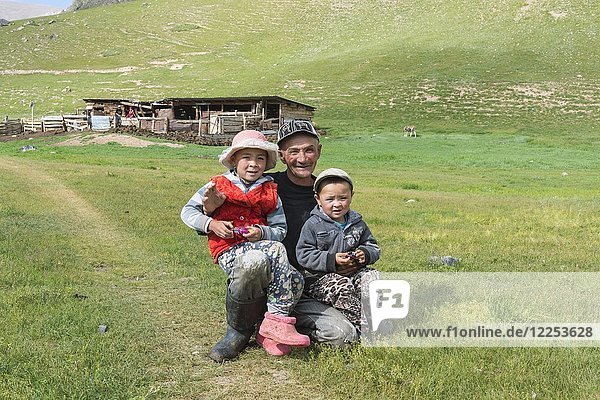 Kirgisischer Mann mit seinen beiden Kindern  Sary Jaz Tal  Region Issyk Kul  Kirgisistan  Asien