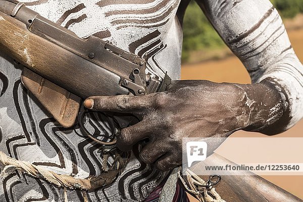 Hand eines Kriegers am Gewehr  Karo-Stamm  Region der südlichen Nationen und Völker  Äthiopien  Afrika