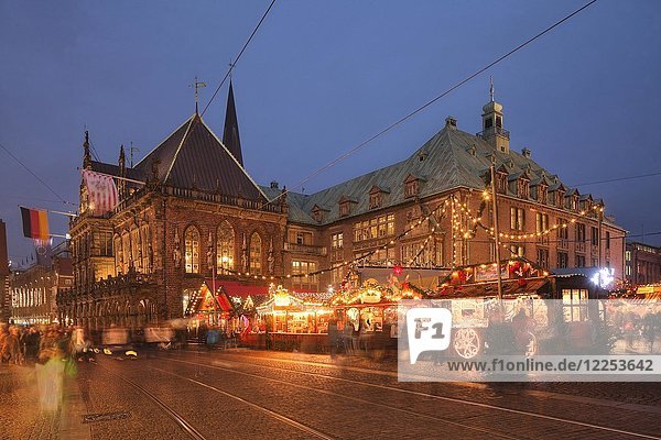 Altes Rathaus und Weihnachtsmarkt auf dem Marktplatz in der Abenddämmerung  Bremen  Deutschland  Europa