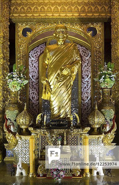 Goldener Mönch in der Phra Maha Chedi Chai Mongkhon Pagode  Phuttha-Utthayan Park  Pha Nam Yoi  Provinz Roi Et  Isan  Nordosten  Thailand  Asien