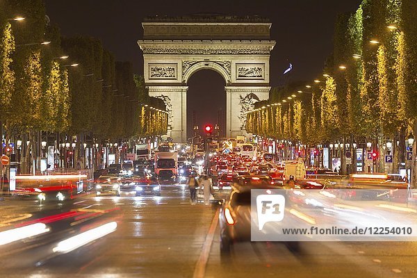 Triumphal arch with traffic  night scene  Champs-Elysées  Paris  France  Europe