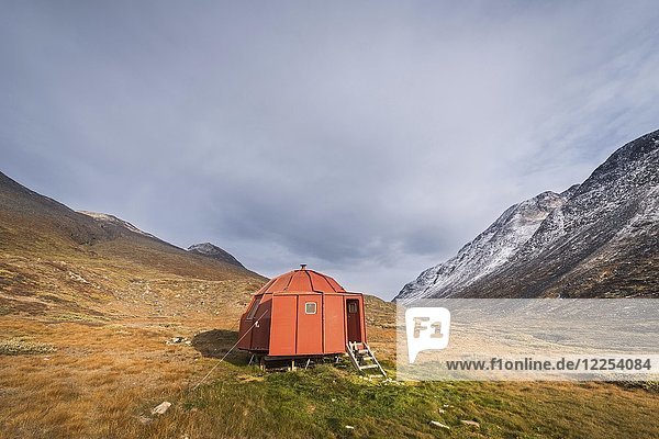 Rote Hütte in bergiger Landschaft  Grönland  Nordamerika