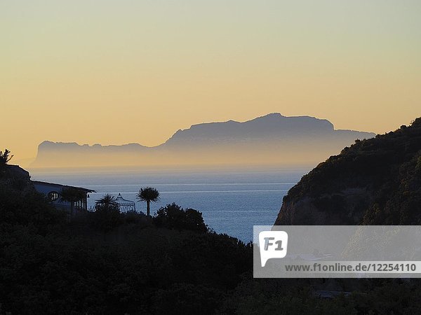 Blick auf die Insel Capri in der Morgendämmerung im Morgennebel  Panza  Ischia  Kalabrien  Italien  Europa