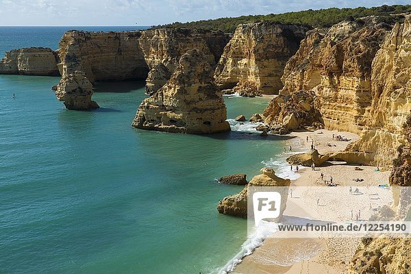 Strand und bunte Felsen  Praia da Marinha  Carvoeiro  Algarve  Portugal  Europa