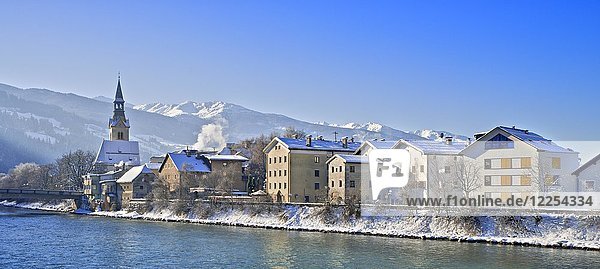 Häuserzeile mit Spitalkirche am Inn im Winter  Schwaz  Tirol  Österreich  Europa
