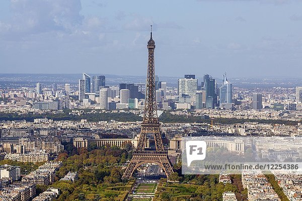 Eiffelturm vor dem Hochhausviertel La Défense  Paris  Frankreich  Europa