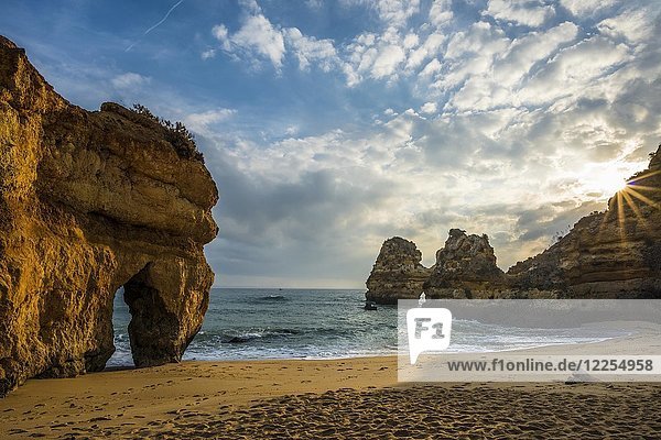 Felsenküste mit Strand und roten Felsen  Praia do Camilo  Lagos  Algarve  Portugal  Europa