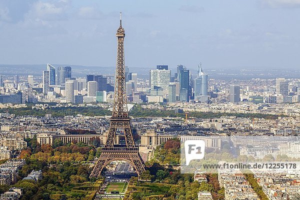 Eiffelturm vor dem Hochhausviertel La Défense  Paris  Frankreich  Europa