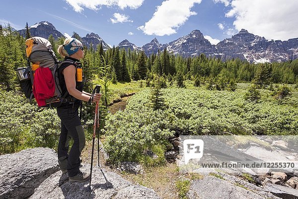 Wanderer  Junge Frau blickt ins Tal  Tal der zehn Zinnen  Banff National Park  Kanada  Nordamerika