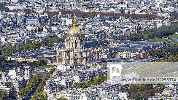 Blick von oben auf das Hôtel des Invalides  Paris  Frankreich  Europa