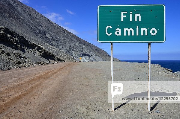 Warnschild am Ende der Straße an der felsigen Küste  bei Antofagasta  Región de Antofagasta  Chile  Südamerika