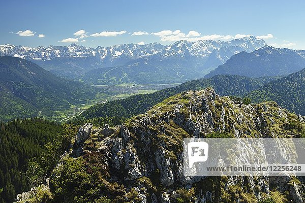 Wettersteingebirge mit Dreitorspitze  Alpspitze  Jubiläumsgrat und Zugspitze  von der Ettaler Mandl  Oberammergau  Oberbayern  Bayern  Deutschland  Europa