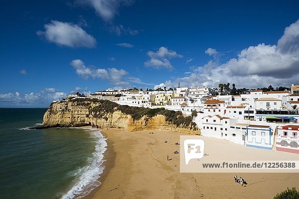 Bucht mit Strand und bunten Häusern  Carvoeiro  Algarve  Portugal  Europa