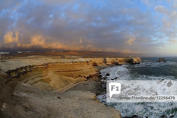 Felsenküste mit Bogen La Portada bei Sonnenuntergang mit Wolken  Antofagasta  Región de Antofagasta  Chile  Südamerika