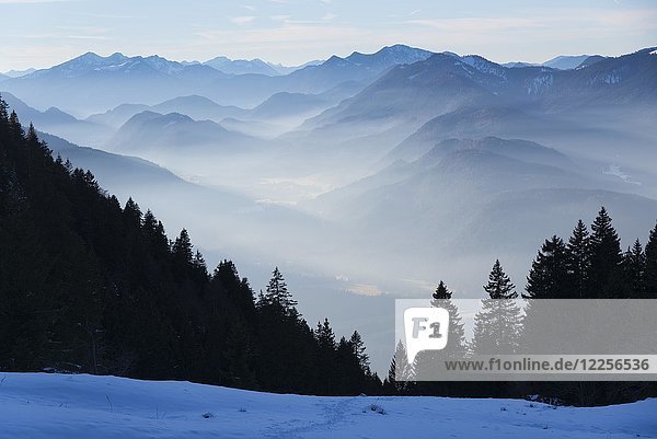 Blick von Schönberg bei Lenggries auf die Jachenau mit dem Estergebirge  Herzogstand und Heimgarten  im Winter  Lenggries  Oberbayern  Bayern  Deutschland  Europa