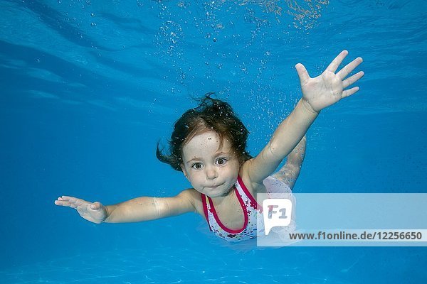 Kleines Mädchen lernt im Schwimmbad unter Wasser zu schwimmen  Ukraine  Europa