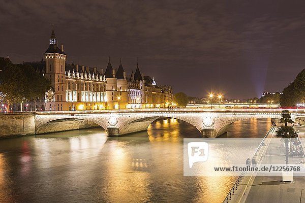 Conciergerie and Pont au Change on the banks of the Seine at night  Île de la Cité  Paris  France  Europe