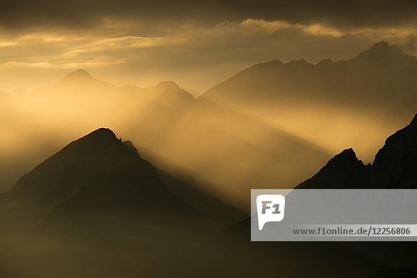 Nordkette und Halltal in der Abenddämmerung  Panoramablick vom Loassattel  Karwendelgebirge  Tirol  Österreich  Europa