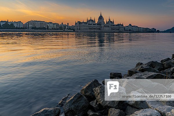 Sonnenaufgang mit Parlament und Donau  Budapest  Ungarn  Europa
