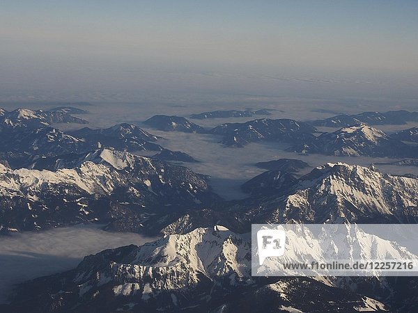 Luftaufnahme  schneebedeckte Alpen mit Wolkendecke  Steiermark  Österreich  Europa