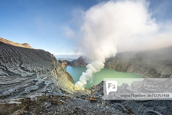 Vulkan Kawah Ijen  Vulkankrater mit Kratersee und dampfenden Schloten  Morgenlicht  Banyuwangi  Sempol  Jawa Timur  Indonesien  Asien