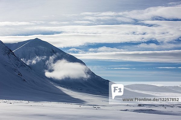 Wolke zwischen Bergen im Schnee  Tjäktja-Pass  Kungsleden oder Königsweg  Provinz Lappland  Schweden  Skandinavien  Europa