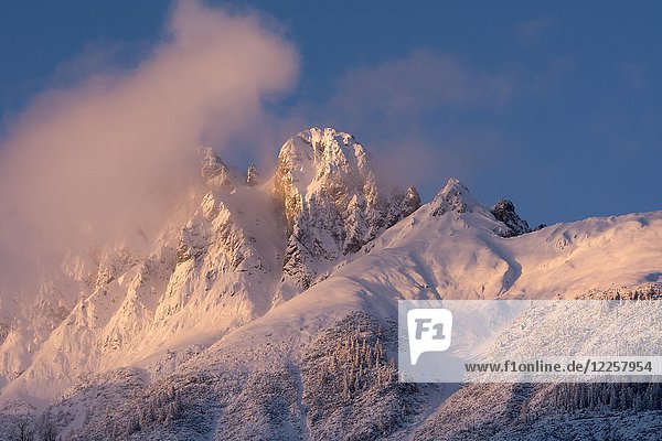 Berglandschaft im Winter  Mittagsspitze und Fiechterspitze  Karwendelgebirge  Tirol  Österreich  Europa