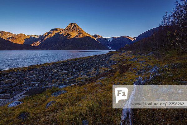Morgendämmerung über dem Berg Oksfjordjokelen Finnmark Norwegen Europa
