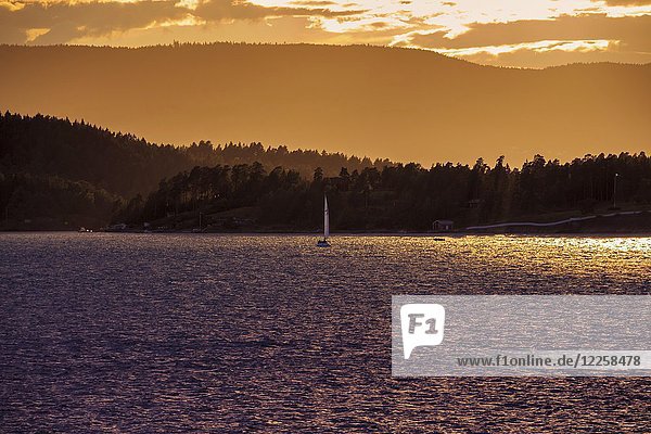 Sonnenuntergang mit Segelboot Oslofjorden Norwegen Europa