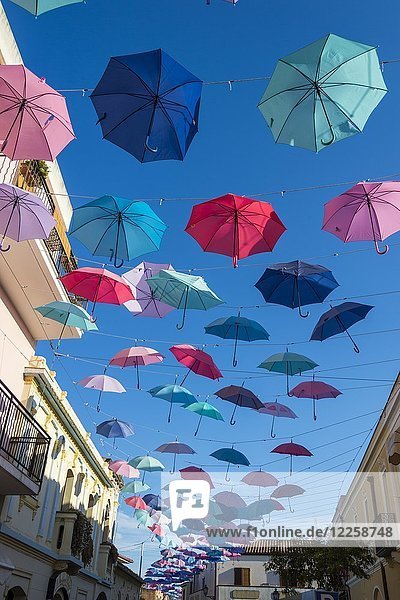 Straße der Regenschirme in Pula  Sardinien  Italien  Europa