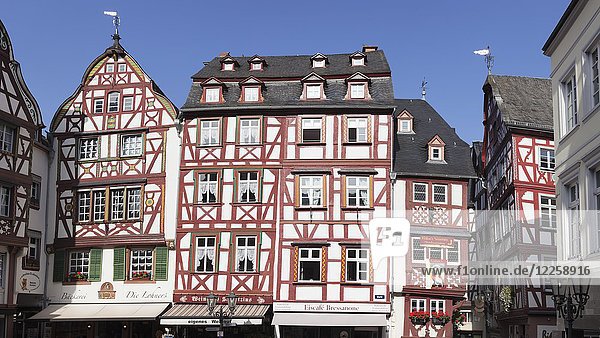 Fachwerkhäuser auf dem Marktplatz  Bernkastel-Kues  Rheinland Pfalz  Deutschland  Europa