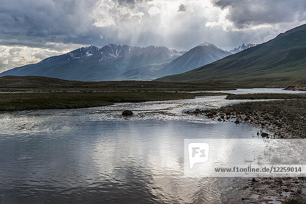 Berglandschaft  Sonnenstrahlen über dem Fluss Naryn  Naryn-Schlucht  Region Naryn  Kirgisistan  Asien