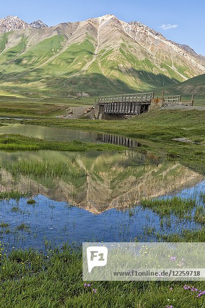 Berge  die sich im Wasser spiegeln  Holzbrücke über den Fluss Naryn  Naryn-Schlucht  Region Naryn  Kirgisistan  Asien