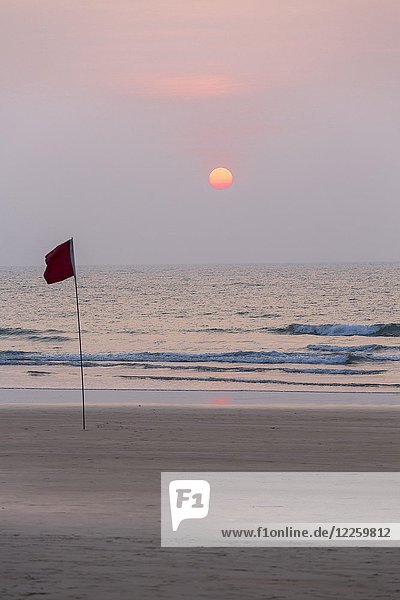 Rettungsschwimmerflagge bei Sonnenuntergang am Strand von Agonda  Goa  Indien  Asien