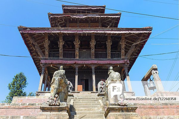 Ganesh-Schrein mit Steinelefanten als Wächterfiguren  Uma Maheshwar-Tempel  Kirtipur  Nepal  Asien