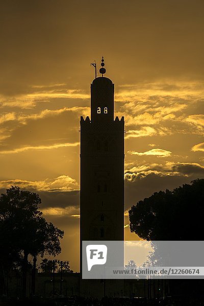Silhouette des Minaretts der Koutoubia-Moschee bei Sonnenuntergang  Marokko  Afrika