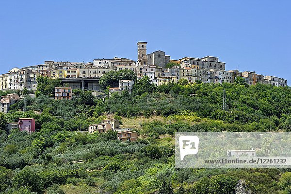 Blick auf die Altstadt auf einem grünen Hügel  Trivento  Molise  Italien  Europa
