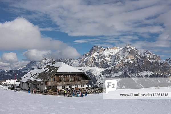 Berggasthof Pralongià im Schnee  Skigebiet Alta Badia  Dolomiti Superski  im hinteren Sellamassiv  Corvara  Dolomiten  Südtirol  Südtirol  Italien  Europa