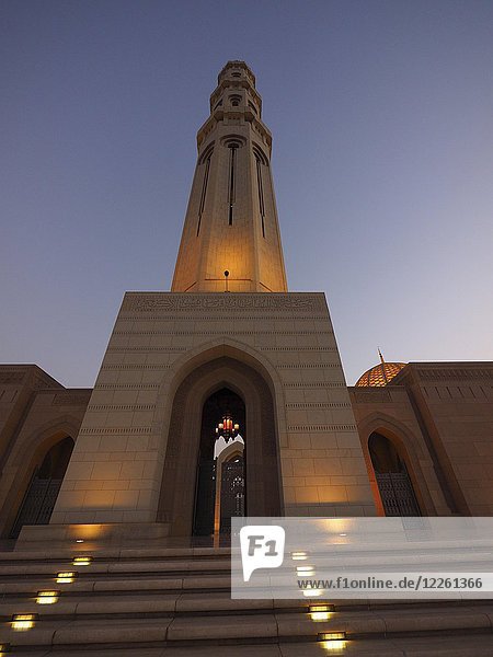Abendstimmung  beleuchtete Große Sultan Qabus Moschee und Minarett  Muscat  Oman  Asien