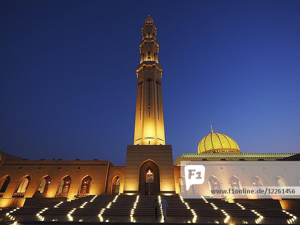 Abendstimmung  beleuchtete Große Sultan-Qabus-Moschee mit Minarett  Muscat  Oman  Asien