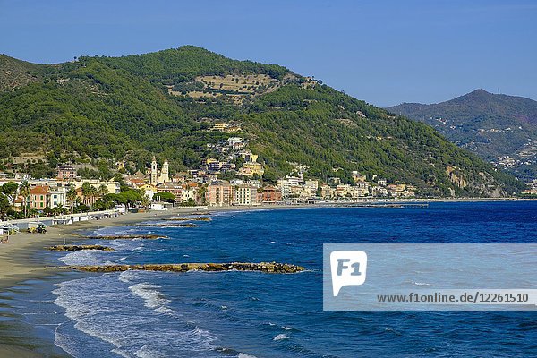 Weite Bucht  Strand  Laigueglia  Riviera di Ponente  Ligurien  Italien  Europa