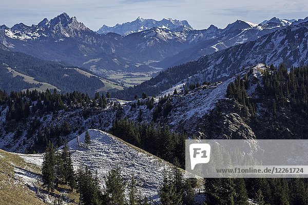 Blick vom Spieser ins Tannheimer Tal mit schneebedeckten Alpen  Oberjoch  Bad Hindelang  Allgäu  Bayern  Deutschland  Europa