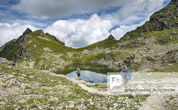 Wanderer an kleinen Seen im Klafferkessel  Schladminger Höhenweg  Schladminger Tauern  Schladming  Steiermark  Österreich  Europa