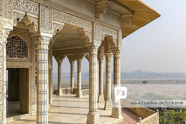 Architektonisches Detail mit Intarsien in Agra Fort  Agra  Uttar Pradesh  Indien  Asien