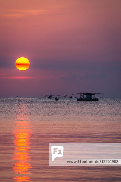 Sonnenuntergang auf See  Longtailboot  Fischerboot  Ko Pha-ngan  Golf von Thailand  Thailand  Asien