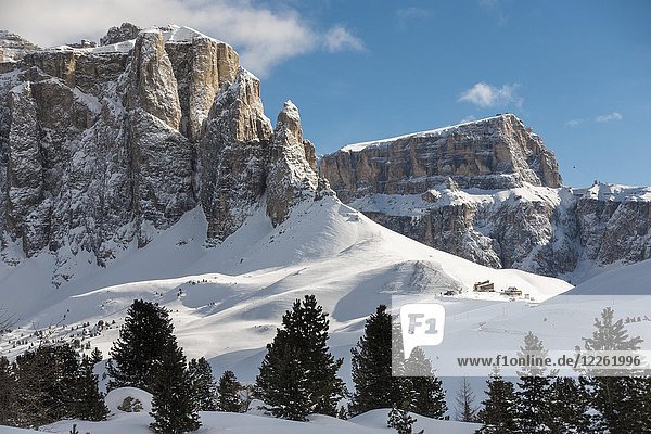 Sellajoch im Winter  Sellamassiv mit Sellatürmen  Dolomiten  Wolkenstein  Dolomiten  Südtirol  Alto Adige  ItalienSüdtirol  Alto Adige  Italien  Europa