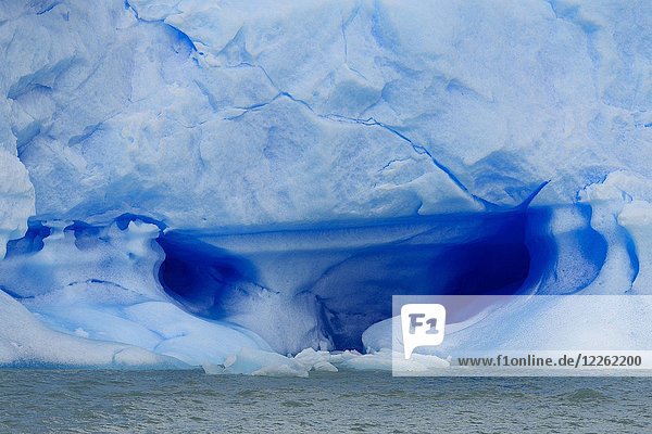 Gespaltener Eisberg auf dem Argentinischen See  Detail  Parque Nacional Los Glaciares  El Calafate  Provinz Santa Cruz  Patagonien  Argentinien  Südamerika