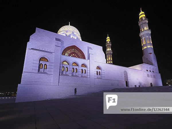 Nachtansicht der Mohammed Al Ameen Moschee mit Minarett  beleuchtet  Muscat  Oman  Asien